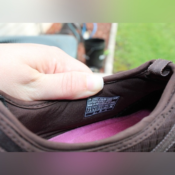 Sketchers 7.5 Relaxed Fit Memory Foam Slip Ons - Picture 6 of 7